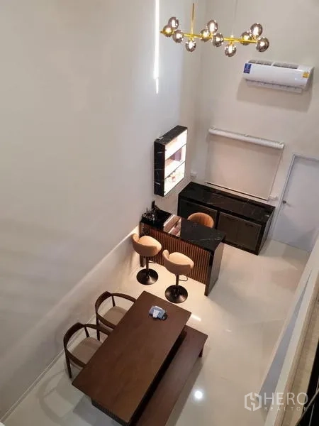 ทาวน์เฮาส์ ให้เช่า - มุมมองจากชั้นลอยลงมาเห็นโต๊ะอาหารและเคาน์เตอร์บาร์