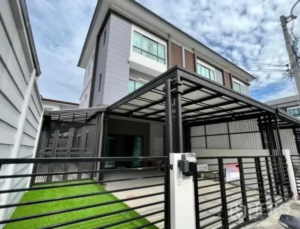 ทาวน์เฮาส์ ให้เช่าในWang Thonglang, Bangkok - ทาวน์เฮ้าส์สามชั้นสไตล์โมเดิร์น หน้าบ้านมีกำแพงรั้วและที่จอดรถมีหลังคาในวังทองหลาง กรุงเทพฯ