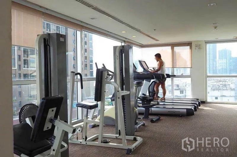 คอนโด ให้เช่าในWatthana, Bangkok - ฟิตเนสคอนโดพร้อมลู่วิ่งและเครื่องเวท มองเห็นวิวเมือง
