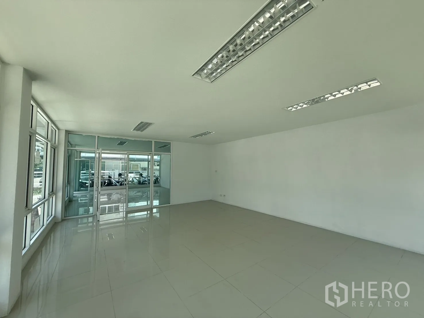 สำนักงาน ให้เช่าในBueng Kum, Bangkok - ห้องทำงานหรือห้องประชุมสว่าง กั้นด้วยผนังกระจก พื้นกระเบื้อง