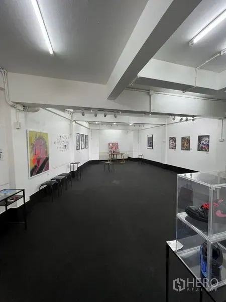 อาคารพาณิชย์ ให้เช่าในKhlong Toei, Bangkok - ห้องนิทรรศการพร้อมไฟราง ภาพกรอบ และตู้โชว์ใส