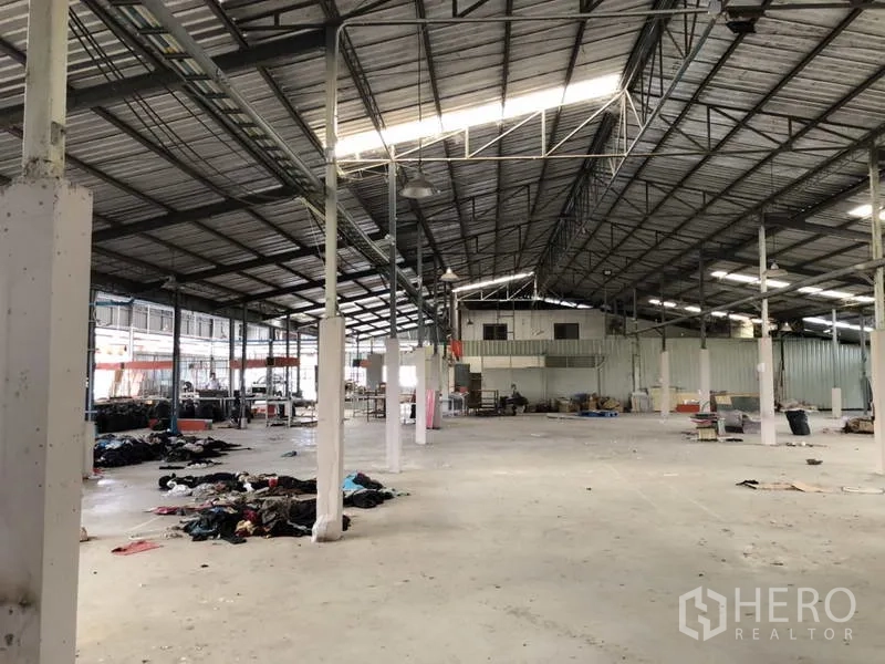 货栈 出租或出售在Khlong Luang, Pathum Thani - 大跨距仓库，后部带夹层式办公室。