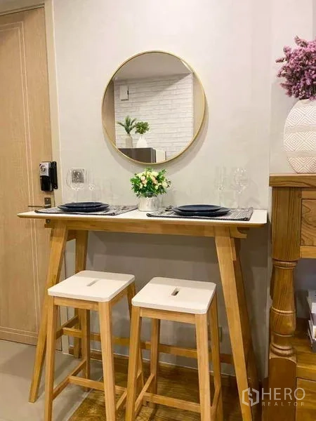 คอนโด ขายในRatchathewi, Bangkok - เคาน์เตอร์รับประทานอาหารสำหรับสองที่นั่ง พร้อมกระจกกลมและสตูล