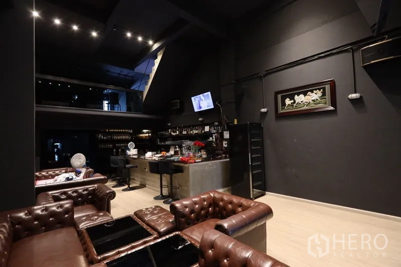 店屋 出租或出售在Watthana, Bangkok - 带夹层的酒廊空间，混凝土吧台与皮沙发