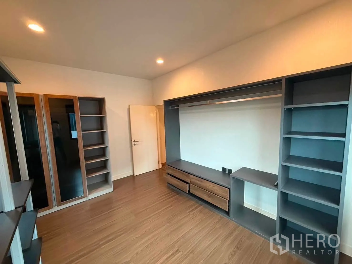 独栋房屋 for rent in Bang Kapi, Bangkok - 步入式衣帽间，内置层架与抽屉，木质地板。