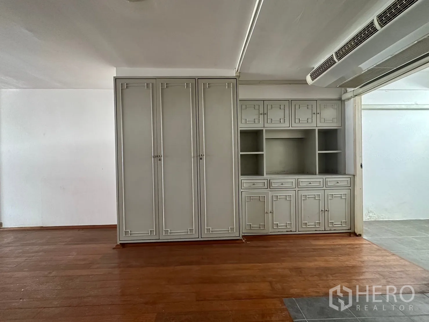พื้นที่ขายปลีก ให้เช่าในWatthana, Bangkok - ตู้บิวท์อินสีเทาและชั้นวางของติดกับโซนพื้นกระเบื้อง