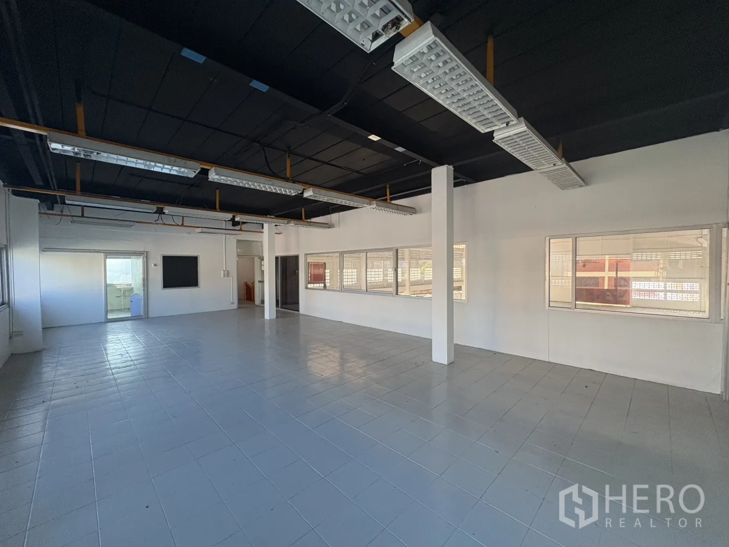 คลังสินค้า ให้เช่าในBang Phli, Samut Prakan - ออฟฟิศชั้นสองแบบโอเพ่นสเปซ เพดานสีดำและมีหน้าต่างรอบด้าน