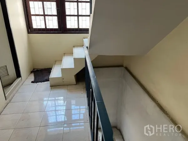 อาคารพาณิชย์ ขายในPhra Khanong, Bangkok - ชานบันไดสว่าง พื้นกระเบื้อง ราวเหล็ก และหน้าต่างเหล็กดัด