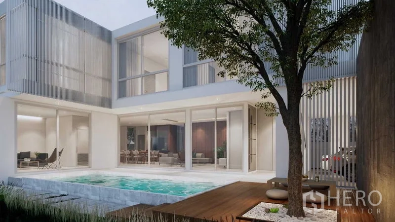 ที่ดิน ขายในPrawet, Bangkok - ลานกลางบ้านมีต้นไม้ เด็คไม้ และสระว่ายน้ำขนาบพื้นที่นั่งเล่นโปร่งโล่ง.