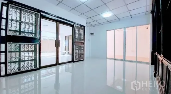 ทาวน์เฮาส์ ขาย - ห้องนั่งเล่นอีกส่วน พร้อมประตูบานเลื่อนเหล็กดัดและพื้นเงา