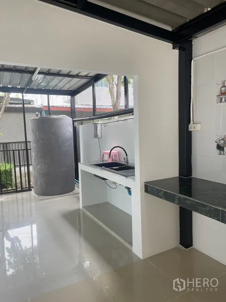Townhouse for sale - Utility area with sink station, storage niche and outdoor water tank