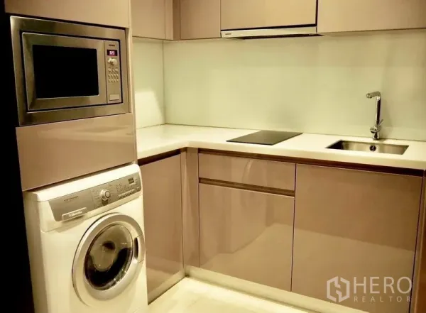 คอนโด ให้เช่าในWatthana, Bangkok - ครัวรูปตัวแอลสไตล์โมเดิร์น ตู้บิลท์อิน เตาไฟฟ้า อ่างล้างจาน ไมโครเวฟ และเครื่องซักผ้าฝาหน้า