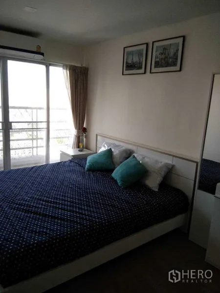 公寓 出租在Khlong Toei, Bangkok - 卧室带推拉玻璃门通向阳台，采光充足，可赏城市景观