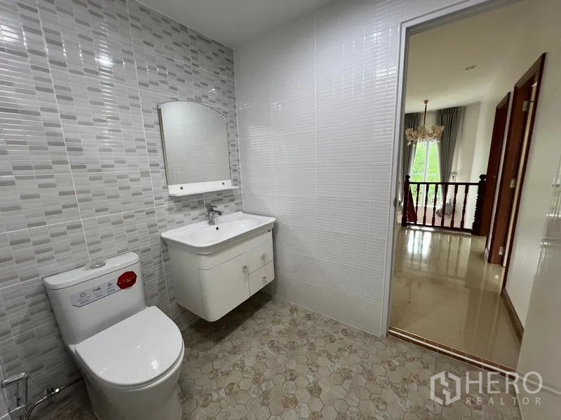 บ้าน ขายในMin Buri, Bangkok - ห้องน้ำที่สาม ผนังโมเสกสีเทาและอ่างล้างหน้า