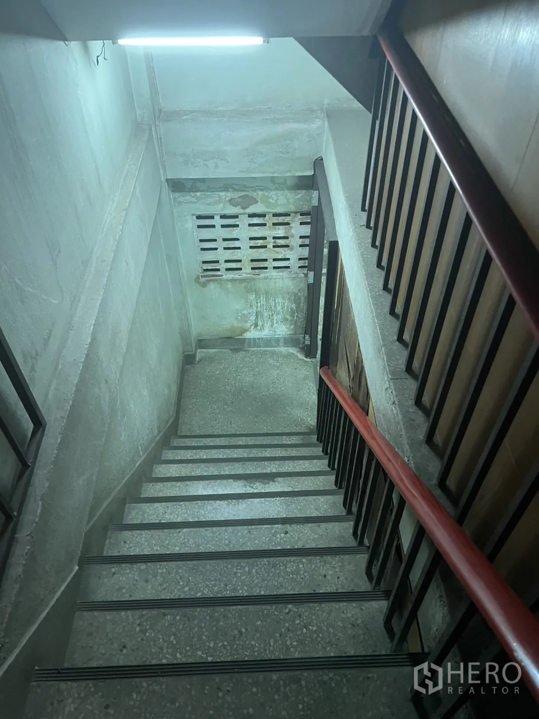 อาคารพาณิชย์ ให้เช่าในKhlong Toei, Bangkok - บันไดคอนกรีต ราวจับสีแดง ไฟนีออน และช่องลม