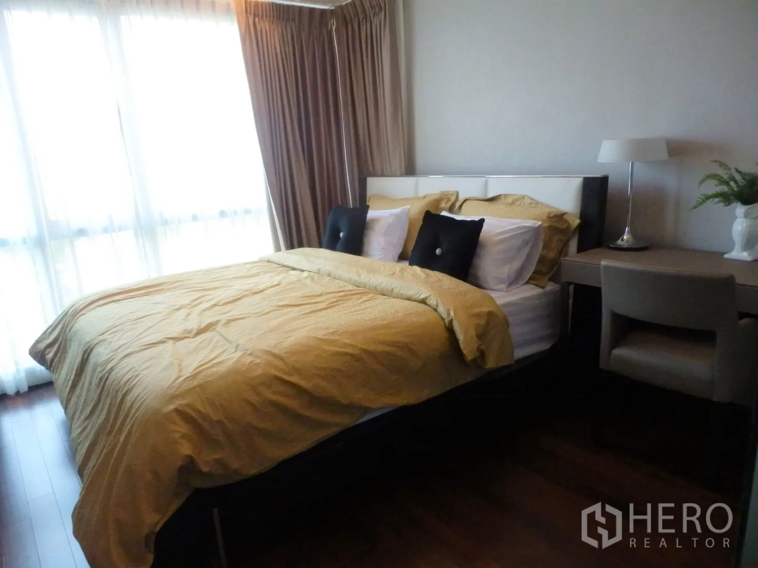 คอนโด ให้เช่าในWatthana, Bangkok - ห้องนอนหลักสว่าง เตียงขนาดใหญ่ พร้อมผ้าม่านและโต๊ะทำงาน ใกล้หน้าต่างกระจกเต็มบาน