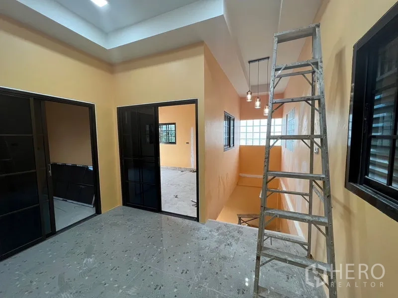 คลังสินค้า ให้เช่าในMueang Samut Prakan, Samut Prakan - โถงบันไดพร้อมช่องโล่ง โคมไฟห้อย และทางเข้าหลายห้องออฟฟิศ