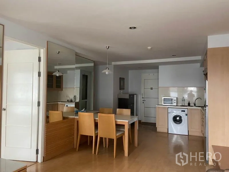 คอนโด ให้เช่าในWatthana, Bangkok - พื้นที่รับประทานอาหารและครัว มีโคมไฟแขวน ผนังกระจก และตู้เก็บของ