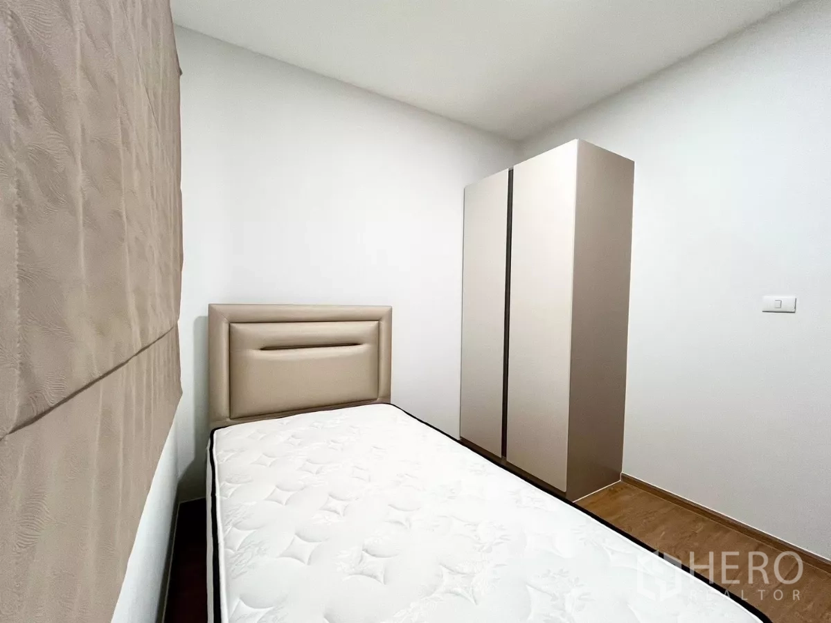 Townhouse for rent in Bang Phli, Samut Prakan - Compact guest bedroom with single bed, padded headboard, and wardrobe.