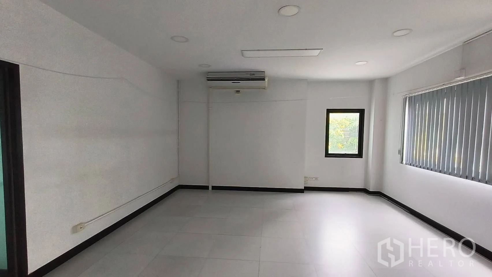 Office Space for rent in Khlong Toei, Bangkok - Private office room with air conditioning, windows and vertical blinds.
