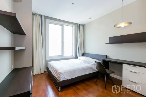 คอนโด ให้เช่าหรือขายในKhlong Toei, Bangkok - ห้องนอนพร้อมหน้าต่างใหญ่ โต๊ะทำงานบิวท์อิน และชั้นลอย