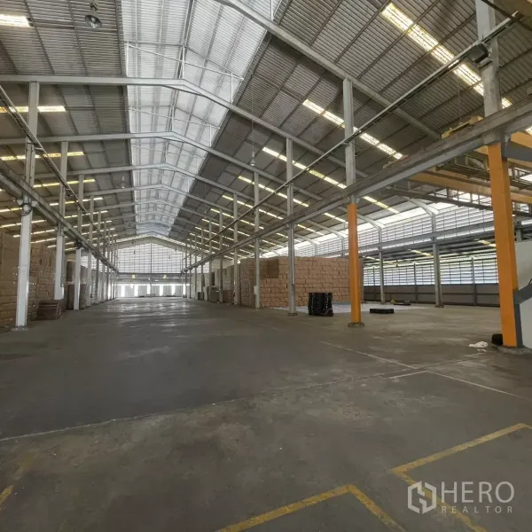 โรงงาน ให้เช่าในBang Phli, Samut Prakan - ภายในโกดังโปร่งสูง โครงสร้างเหล็ก หลังคามีสกายไลต์ และช่องทางขนถ่ายชัดเจน