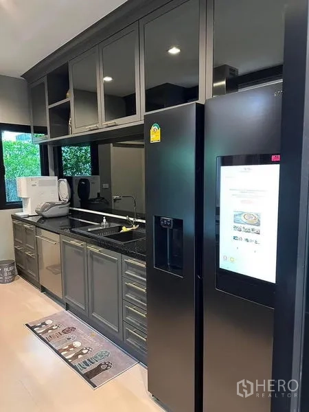 独立式住宅 出租在Prawet, Bangkok - 后厨配备智能冰箱、水槽与充足柜体。