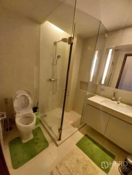 Detached House for rent in Prawet, Bangkok - Contemporary bathroom with glass shower enclosure, vanity and toilet.
