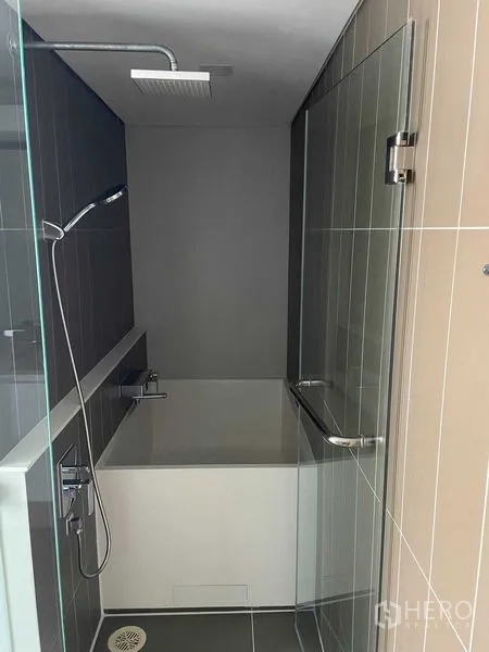 คอนโด ให้เช่าในKhlong Toei, Bangkok - ห้องอาบน้ำพร้อมอ่างอาบน้ำ ฝักบัวเรนชาวเวอร์ และประตูกระจก โทนกระเบื้องกลาง