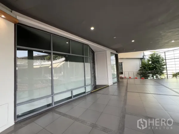 零售空间 出租在Khlong Toei, Bangkok - 面向开放中庭的大面积玻璃店面