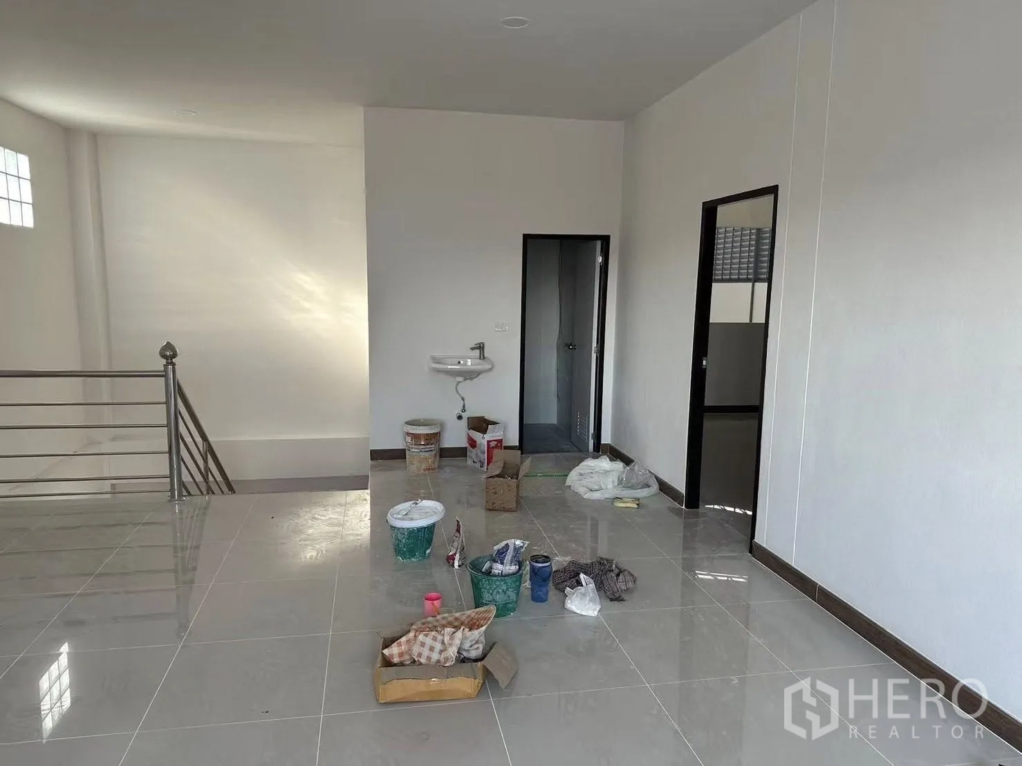 工厂 出租在Nong Khaem, Bangkok - 二层办公室空间，抛光地砖、自然采光，并设有通往卫生间的门。