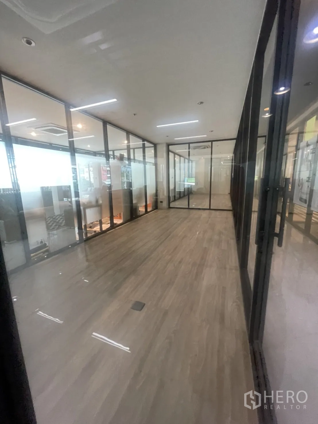สำนักงาน ให้เช่าในLam Luk Ka, Pathum Thani - อีกมุมของโถงทางเดินห้องทำงานผนังกระจกไปยังออฟฟิศส่วนตัว