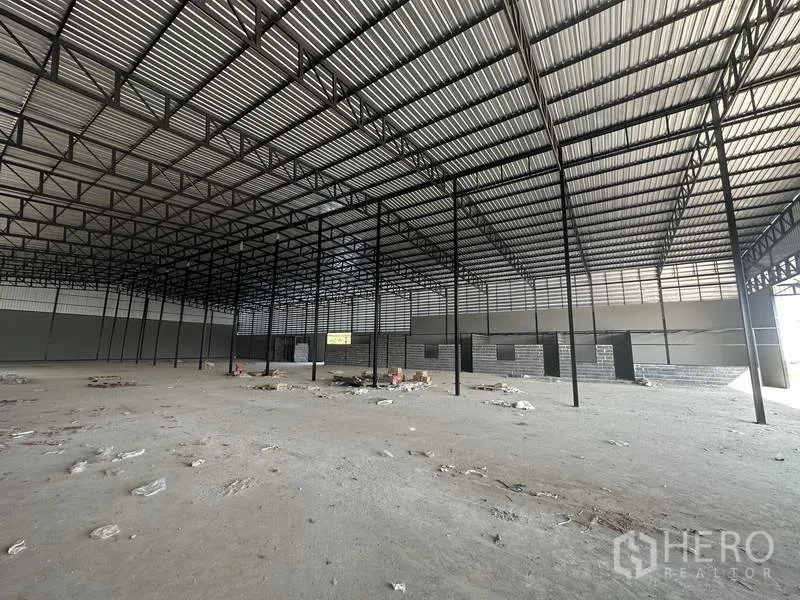 คลังสินค้า ให้เช่าในLam Luk Ka, Pathum Thani - ภาพพาโนรามาพื้นที่โกดัง เสาเหล็กจำนวนมากและหลังคาสูงโปร่ง