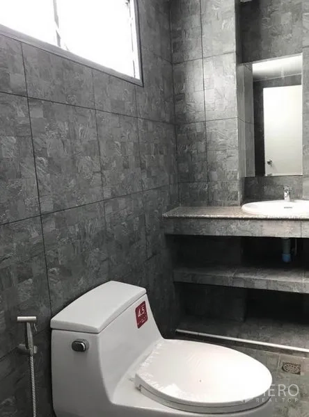 ทาวน์เฮาส์ ให้เช่าในSuan Luang, Bangkok - ห้องน้ำปูกระเบื้องสีเทา มีหน้าต่าง เคาน์เตอร์อ่างล้างหน้า และโถสุขภัณฑ์
