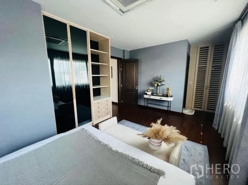 บ้าน ให้เช่าหรือขายในWatthana, Bangkok - มุมห้องนอนพร้อมตู้เสื้อผ้าบานกระจก โต๊ะคอนโซล และแสงธรรมชาติ