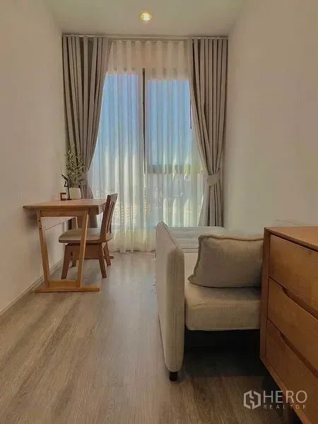 คอนโด ให้เช่าหรือขายในBang Na, Bangkok - ห้องนอนที่สองหรือห้องทำงานพร้อมโต๊ะ ผ้าม่านโปร่ง และวิวเมือง