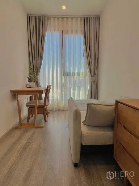 คอนโด ให้เช่าหรือขายในBang Na, Bangkok - ห้องนอนที่สองหรือห้องทำงานพร้อมโต๊ะ ผ้าม่านโปร่ง และวิวเมือง