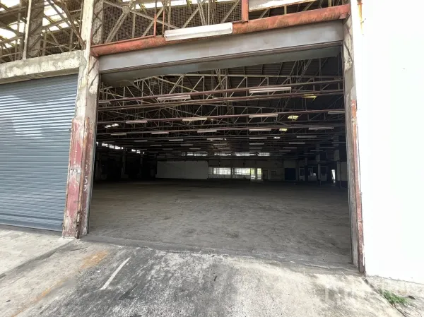 工厂 出租在Phra Pradaeng, Samut Prakan - 宽幅卷闸入口，通向宽敞的仓库内部。
