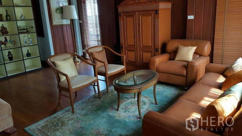 ทาวน์เฮาส์ ให้เช่าในKhlong Toei, Bangkok - ห้องนั่งเล่น โซฟาหนัง ชุดเก้าอี้ และชั้นโชว์