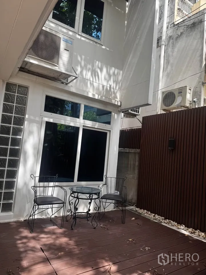 ทาวน์เฮาส์ for rent in Huai Khwang, Bangkok - ลานนั่งเล่นส่วนตัวพร้อมชุดโต๊ะเก้าอี้สไตล์บิสโตร.