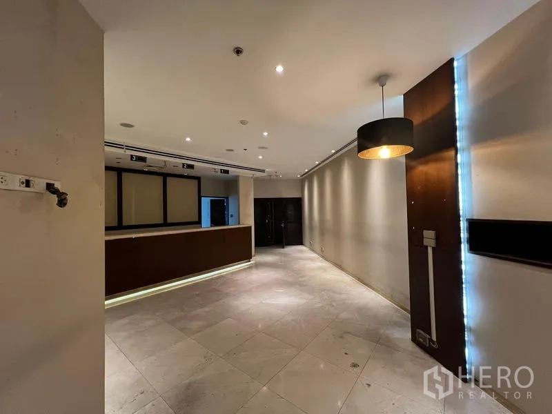 零售空间 出租 - 开放式销售区，服务台、吊灯与中性色墙面