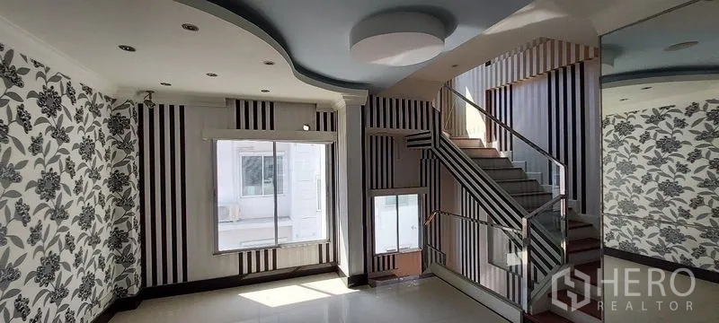 Home Office for sale in Wang Thonglang, Bangkok - Stair lobby with striped wallpaper, window and metal handrail.