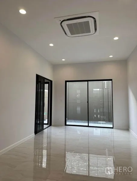 联排别墅 出租在Yan Nawa, Bangkok - 明亮多功能房，嵌入式天花空调与黑框推拉门