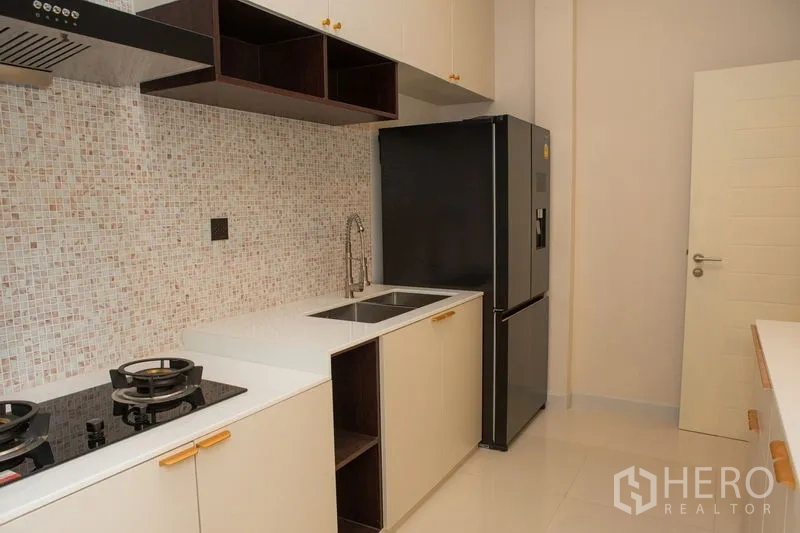 独立式住宅 出租或出售在Bangkok - 备用泰式厨房，燃气灶、双水槽与马赛克墙。