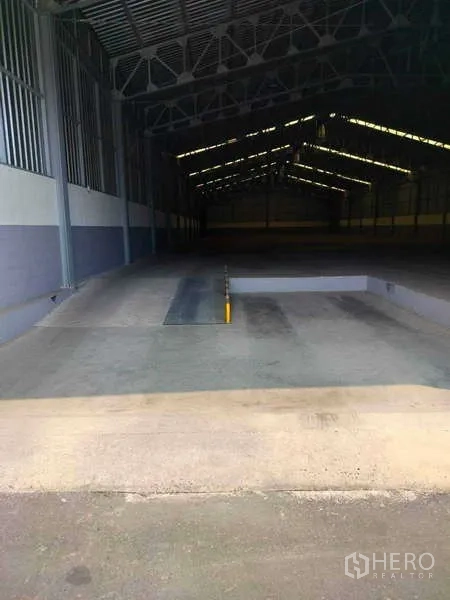 Warehouse for rent in Lat Krabang, Bangkok - Drive-in loading bay opening to a spacious warehouse floor