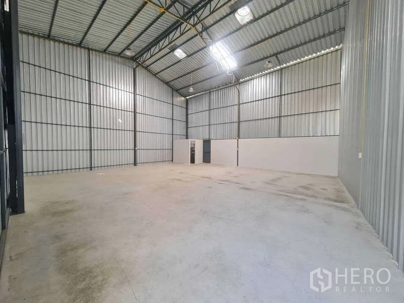คลังสินค้า ให้เช่าในKhlong Toei, Bangkok - โกดังช่วงกว้าง มีผนังกั้นและประตูทางออกด้านหลัง ใต้ช่องรับแสง