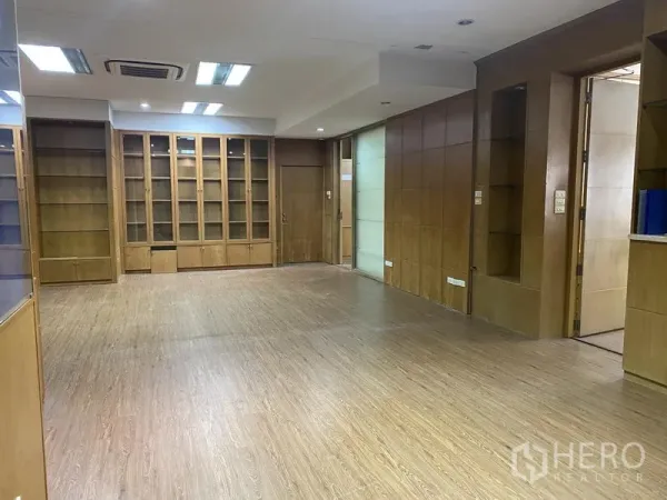 办公空间 出租在Din Daeng, Bangkok - 开放式办公区，木地板，内置柜与层架，搭配嵌灯照明。