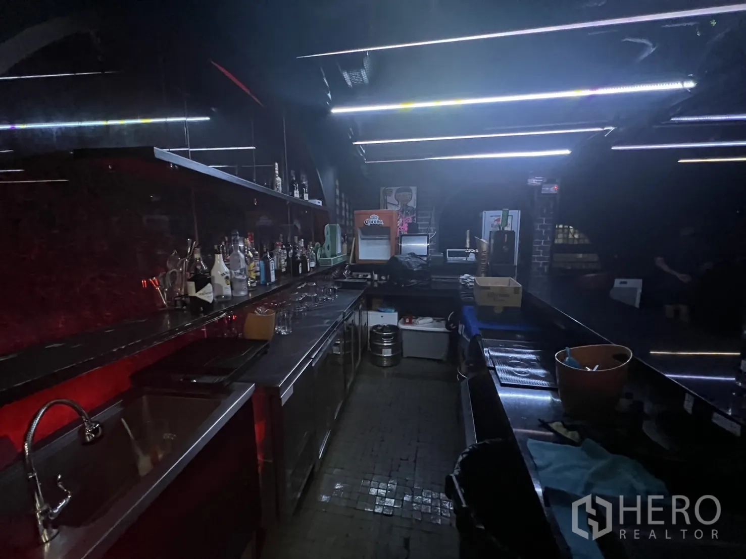 零售空间 出租在Bangkok - 后吧操作台，水槽、冷柜与备餐台