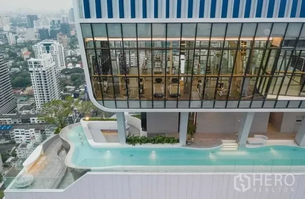 คอนโด ให้เช่าหรือขายในWatthana, Bangkok - สระว่ายน้ำอินฟินิตี้บนดาดฟ้า ข้างห้องฟิตเนสผนังกระจก มองเห็นวิวกรุงเทพฯ