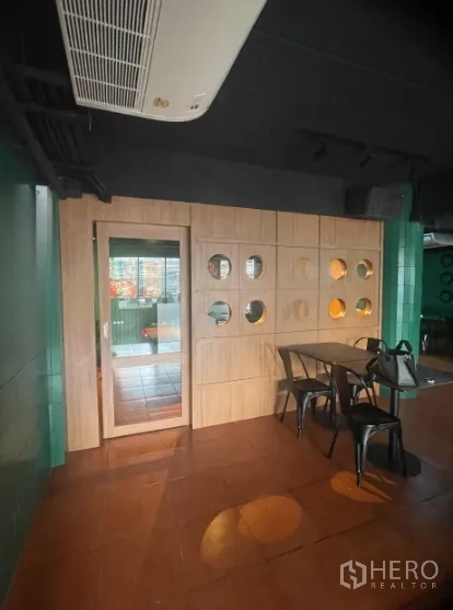 店屋 出租在Watthana, Bangkok - 以木质隔断与玻璃门分隔的包厢。